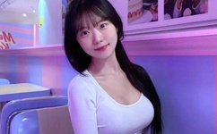 保定遭狂风漫卷:路人抱杆防吹跑